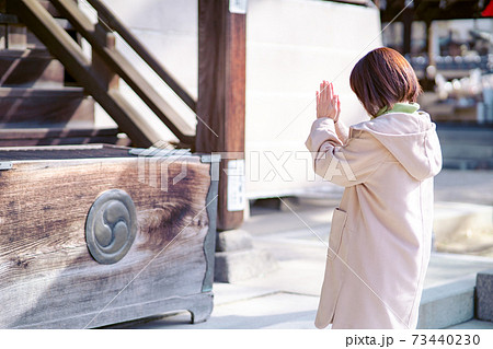 手を合わせて祈るアラフォー主婦 手を合わせて祈るアラフォー主婦 73440230