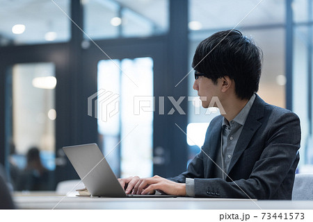 カジュアルなビジネスシーン 73441573