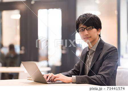 カジュアルなビジネスシーン 73441574
