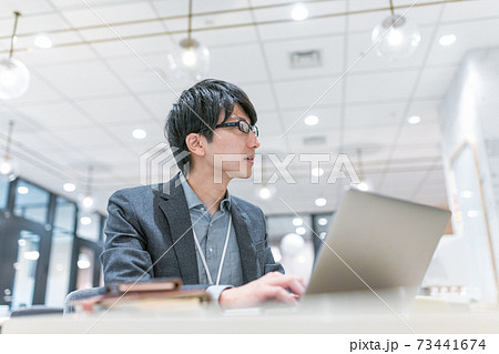 カジュアルなビジネスシーン 73441674