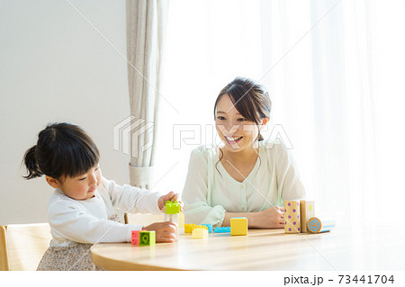 家で遊ぶ親子 73441704