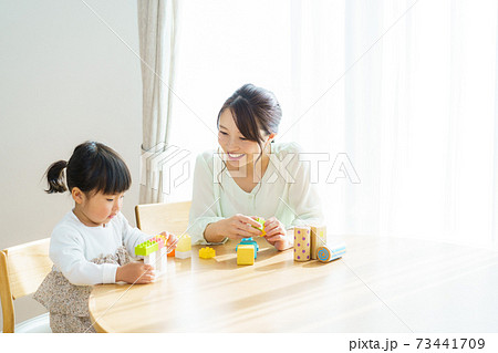 家で遊ぶ親子の写真素材 家で遊ぶ親子の写真素材