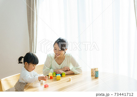 家で遊ぶ親子 73441712