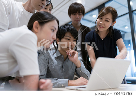 カジュアルなビジネスシーン カジュアルなビジネスシーン 73441768