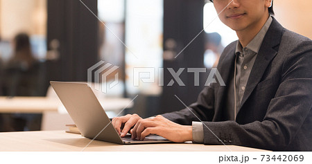 カジュアルなビジネスシーン 73442069