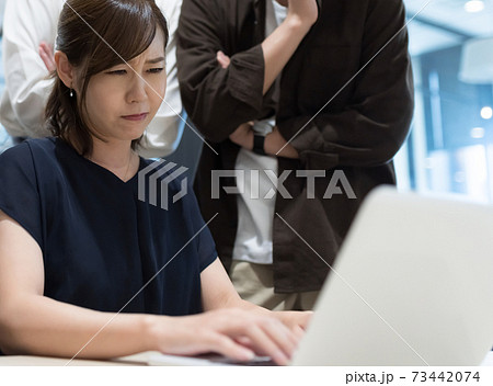 カジュアルなビジネスシーン カジュアルなビジネスシーン 73442074