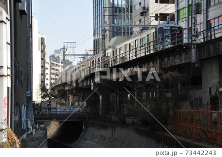 東急東横線、渋谷・代官山駅間を走る各駅停車(5050系電車) 東急東横線、渋谷・代官山駅間を走る各駅停車(5050系電車) 73442243
