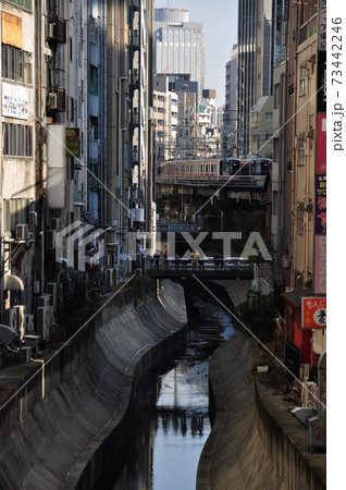 東急東横線、渋谷・代官山駅間を走る各駅停車（5050系電車） 73442246