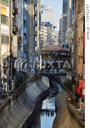 東急東横線、渋谷・代官山駅間を走る各駅停車（5050系電車） 73442247