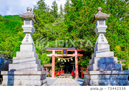 新緑の天河大弁財天社 73442336