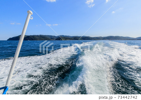 友ヶ島へと向かう船から見た紀淡海峡　和歌山県和歌山市 73442742