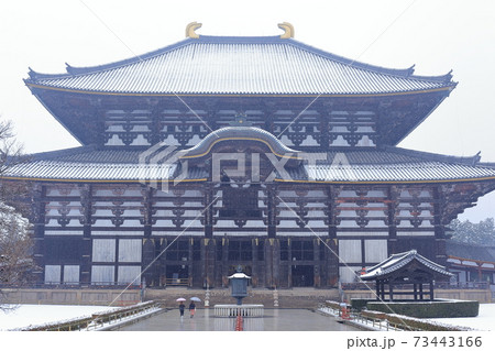 小雪舞う東大寺大仏殿 73443166
