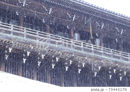 風雪に耐える東大寺二月堂回廊 73443170