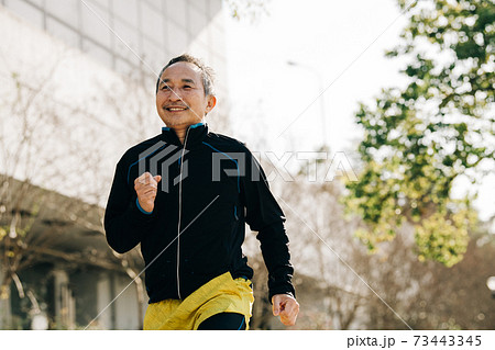 ジョギングをする60代の日本人男性　フィットネス・健康イメージ 73443345
