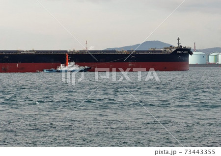 木更津から北九州小倉に巨大貨物船がタグに曳かれて入港 73443355