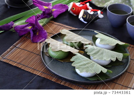 かしわ餅　花菖蒲　端午の節句 73443361