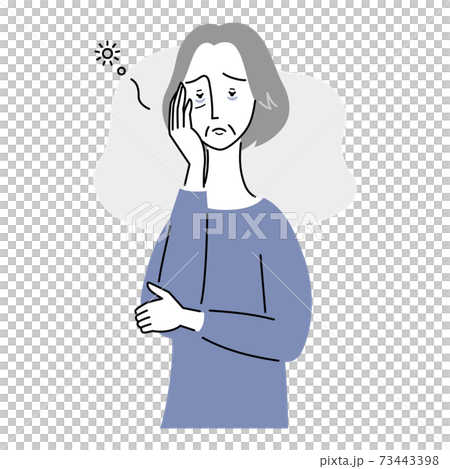 睡眠不足のシニア女性 73443398