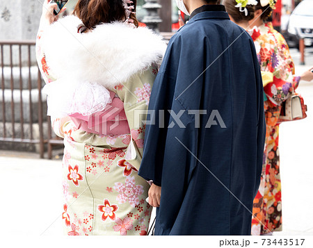 着物姿のカップル 73443517