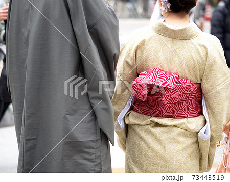 着物姿のカップル 73443519