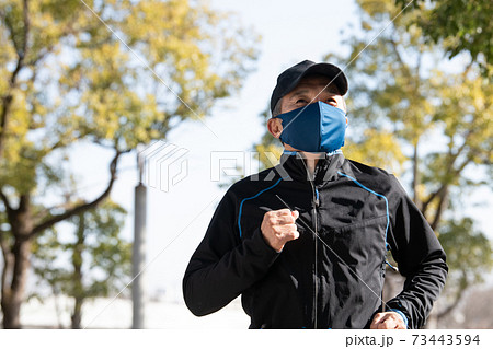 マスクをして運動する60代の日本人男性 健康 フィットネスイメージの写真素材 73443594 Pixta