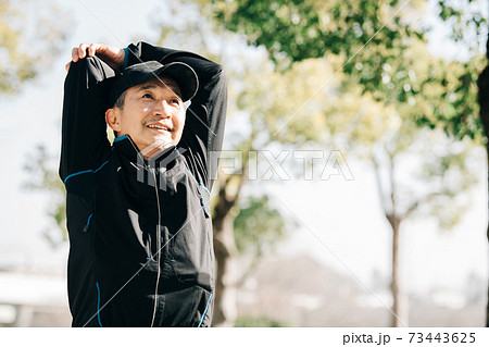 体操・ストレッチする60代の日本人男性　健康・フィットネスイメージ 73443625