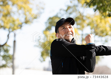 体操・ストレッチする60代の日本人男性　健康・フィットネスイメージ 73443628