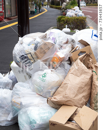 山積みされた家庭ゴミ 73443657