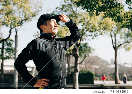 ジョギングをする60代の日本人男性 フィットネス 健康イメージの写真素材