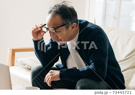 テレワークでドライアイ・老眼・眼精疲労・目の疲れイメージ 73443721