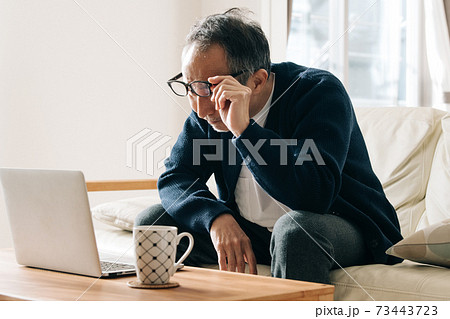 テレワークでドライアイ・老眼・眼精疲労・目の疲れイメージ 73443723