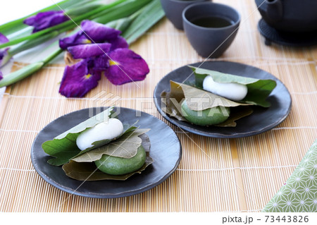 かしわ餅　花菖蒲　端午の節句 73443826