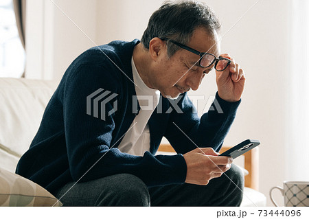 スマホによるドライアイ・老眼・眼精疲労・目の疲れイメージ スマホによるドライアイ・老眼・眼精疲労・目の疲れイメージ 73444096