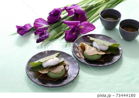 かしわ餅　花菖蒲　端午の節句 73444180