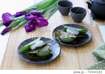 かしわ餅 花菖蒲 端午の節句 かしわ餅 花菖蒲 端午の節句 73444182