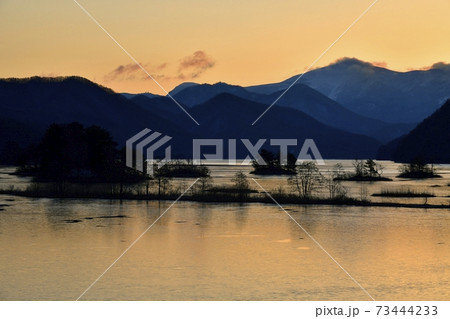 薄氷張る裏磐梯秋元湖の朝 73444233