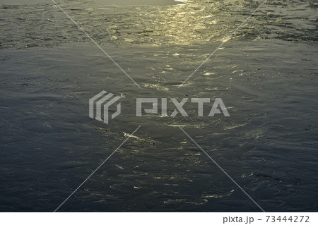 薄氷張る裏磐梯秋元湖の朝 73444272