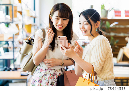 女性 ショッピング 買い物 ライフスタイル カジュアルの写真素材