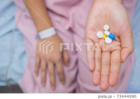 Capsule and patient Capsule and patient 73444990