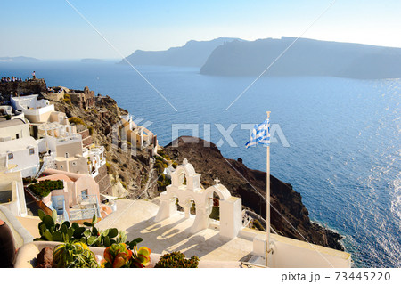 ギリシャ サントリーニ島イアの世界一の夕景の写真素材