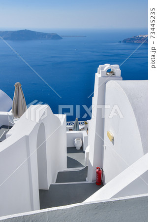 ギリシャ サントリーニ島の階段とエーゲ海の写真素材