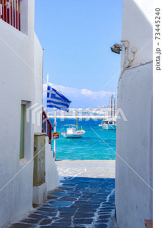 【ギリシャ】ミコノス島の路地から見えるエーゲ海 73445240