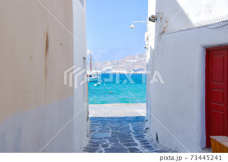 【ギリシャ】ミコノス島の路地から見えるエーゲ海 73445241