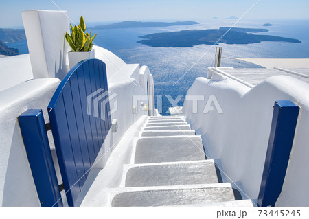 ギリシャ サントリーニ島の階段とエーゲ海の写真素材