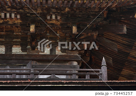 瑠璃光寺五重塔繊細な木組みと高欄宝珠柱 瑠璃光寺五重塔繊細な木組みと高欄宝珠柱 73445257