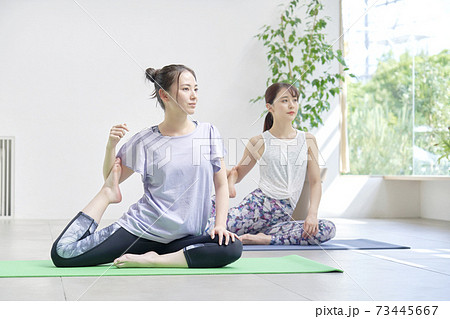 ヨガをする女性 73445667