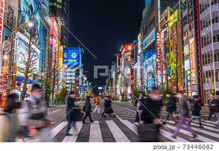 日本の東京都市景観 緊急事態宣言下。人出は減らない東京・秋葉原=2021年1月14日 日本の東京都市景観 緊急事態宣言下。人出は減らない東京・秋葉原=2021年1月14日 73446082