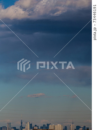 日本の東京都市景観 都市封鎖 不気味な暗示 真っ黒な超高層ビル群 画面右は汐留 1月9日の写真素材