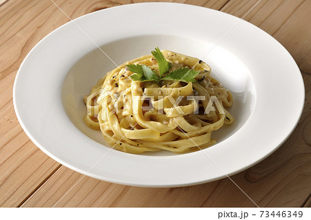 三つ葉が乗っているトリュフクリームの平打ちパスタ 三つ葉が乗っているトリュフクリームの平打ちパスタ 73446349