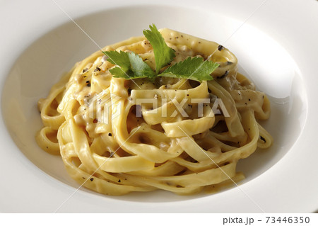 三つ葉が乗っているトリュフクリームの平打ちパスタ 三つ葉が乗っているトリュフクリームの平打ちパスタ 73446350