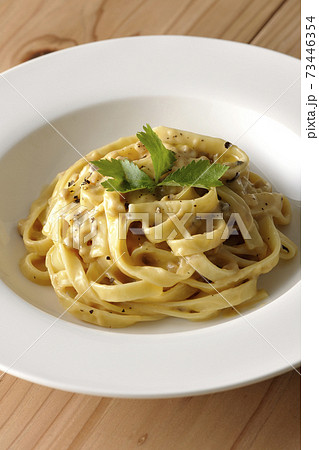 三つ葉が乗っているトリュフクリームの平打ちパスタ 73446354